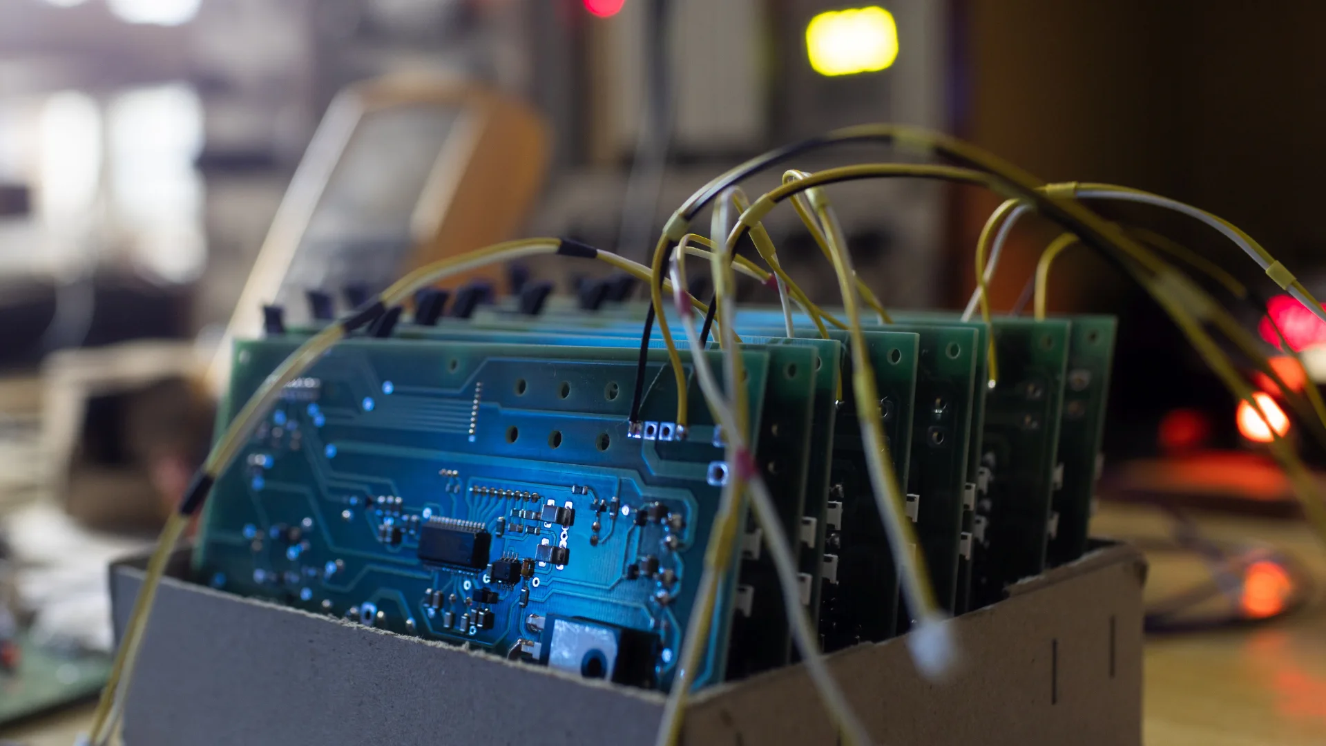 Use of laser solutions in the manufacturing of electronic components